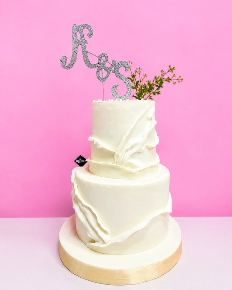 Wedding cake dua tingkat dengan topper inisial