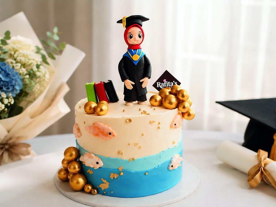 Kue wisuda dengan topper toga